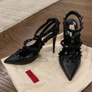 Valentino Garavani Rockstud ankle strap pump in calfskin leather. Only worn 2x